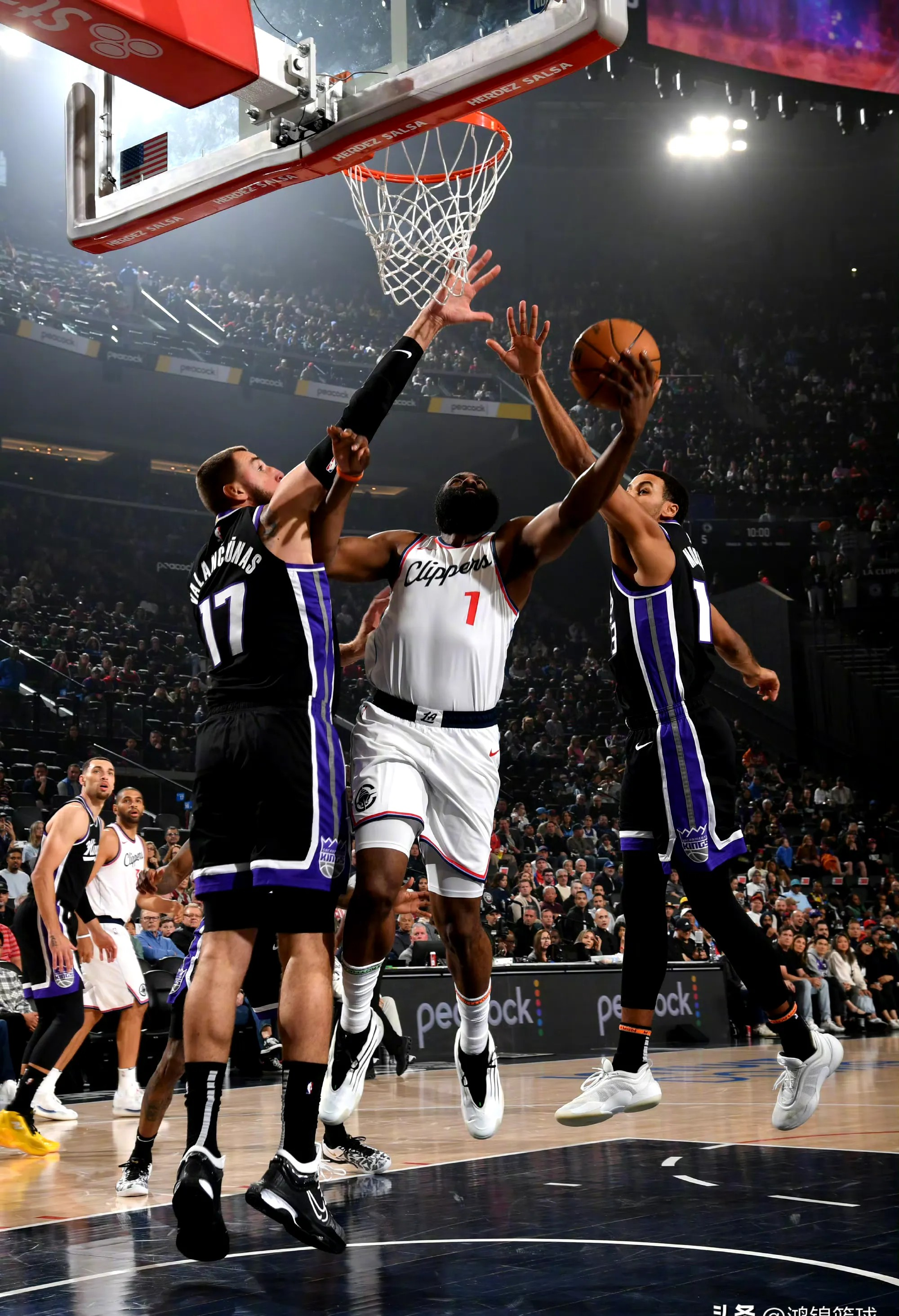 篮网险胜快船，布克统治全场