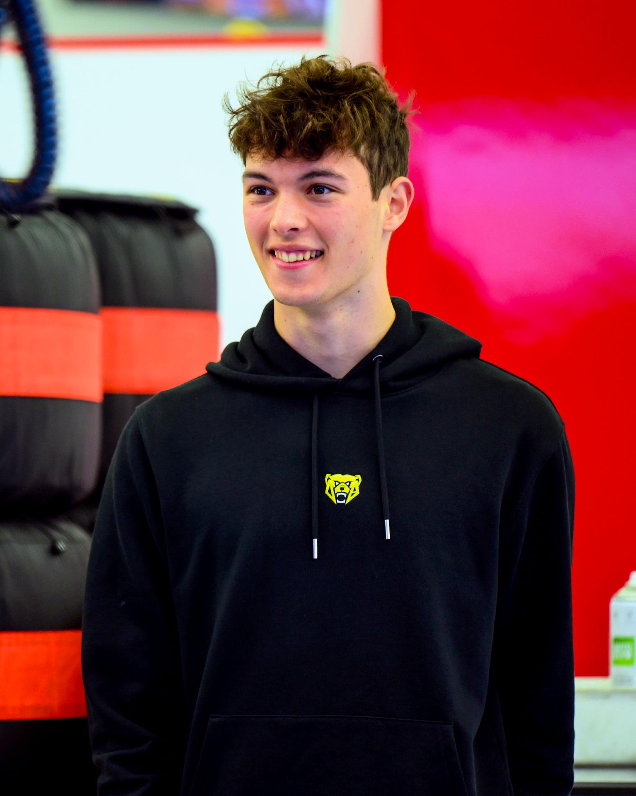 爱游戏官方-哈斯车队横扫索伯车队，塞恩斯带队取胜