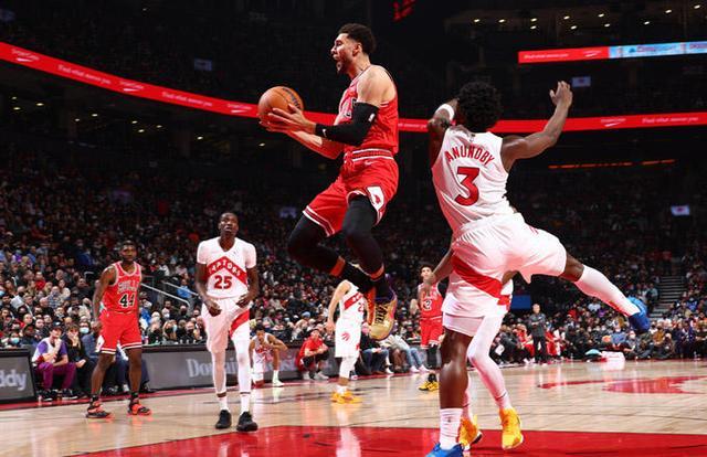 爱游戏下载-国王险胜猛龙，拉文带队取胜